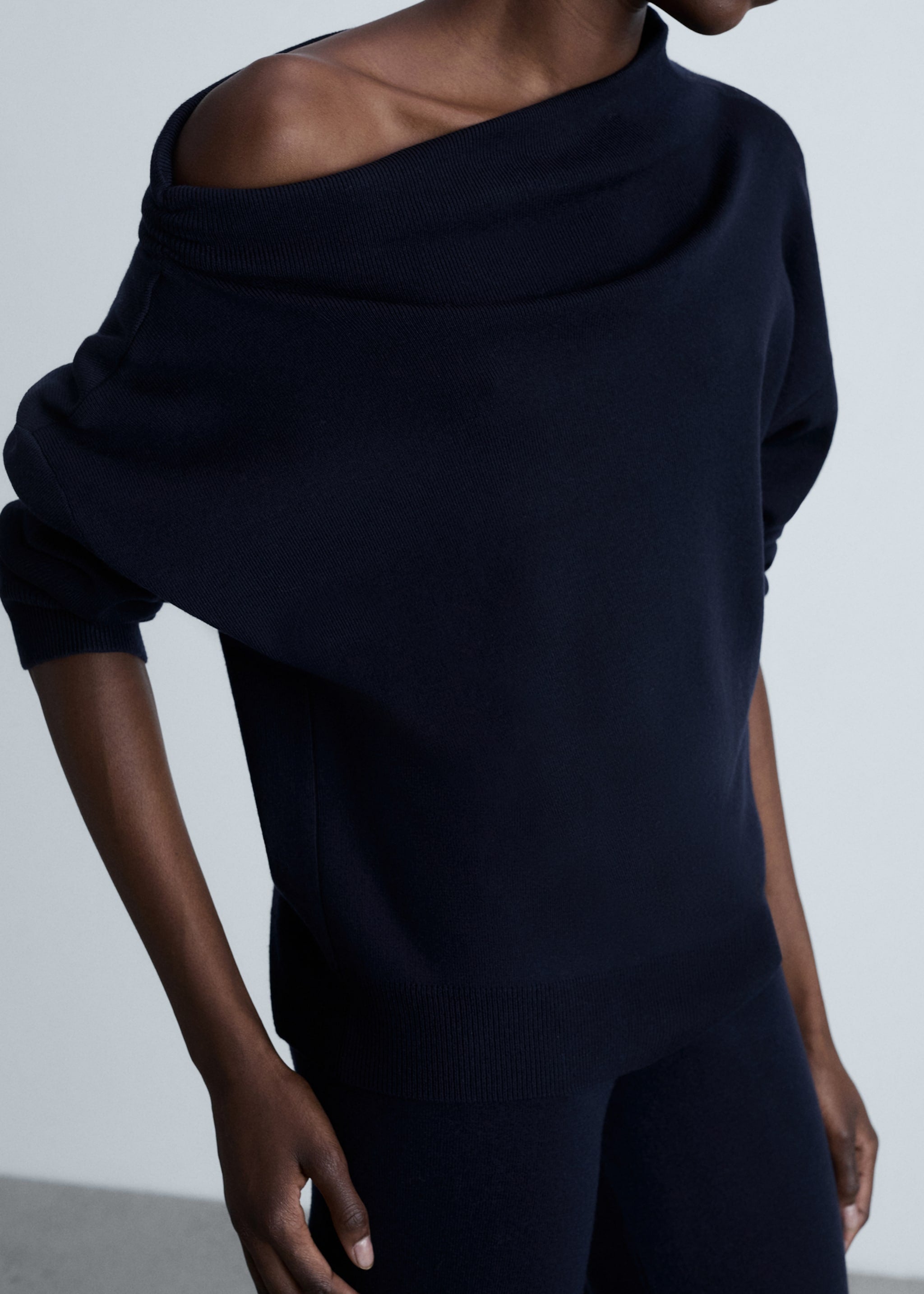Pull en tricot avec col asymétrique